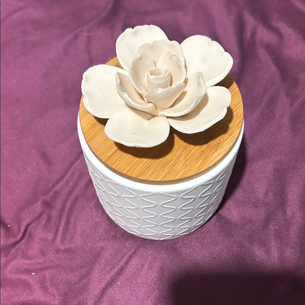 White Ceramic OIL Diffuser with Flower Lid